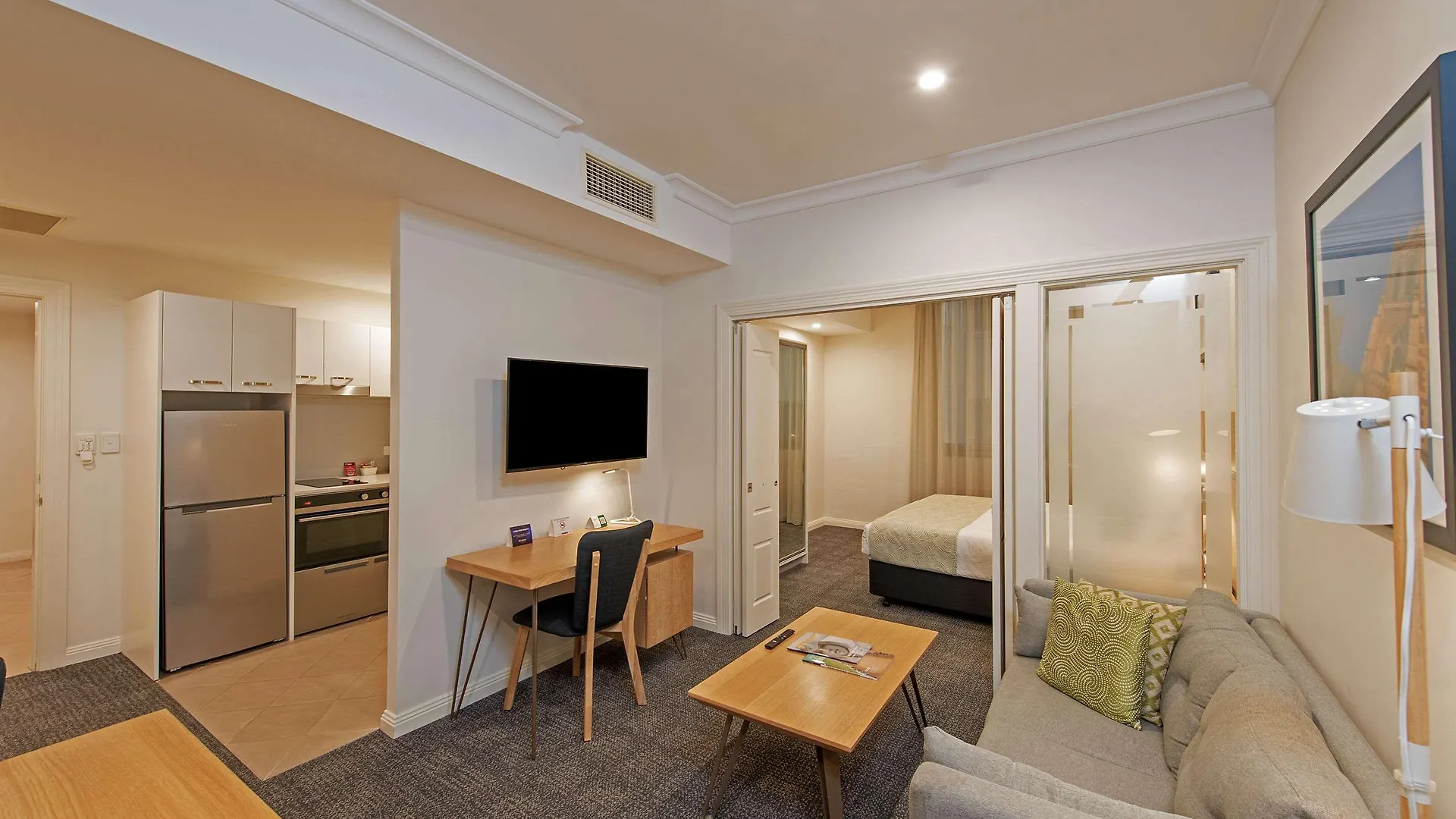 Quality Apartments Adelaide Central 4*,