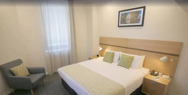 Quality Apartments Adelaide Central 4*,