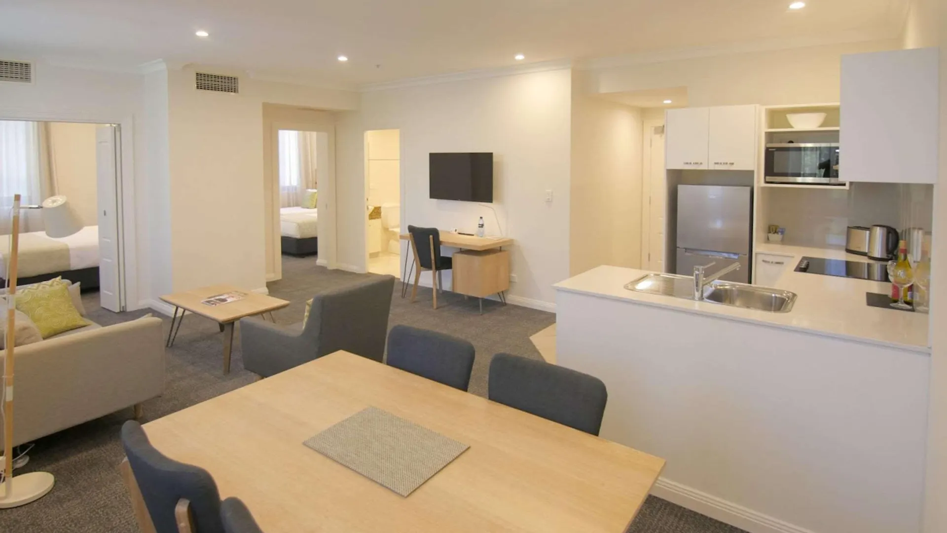 Quality Apartments Adelaide Central 4*,