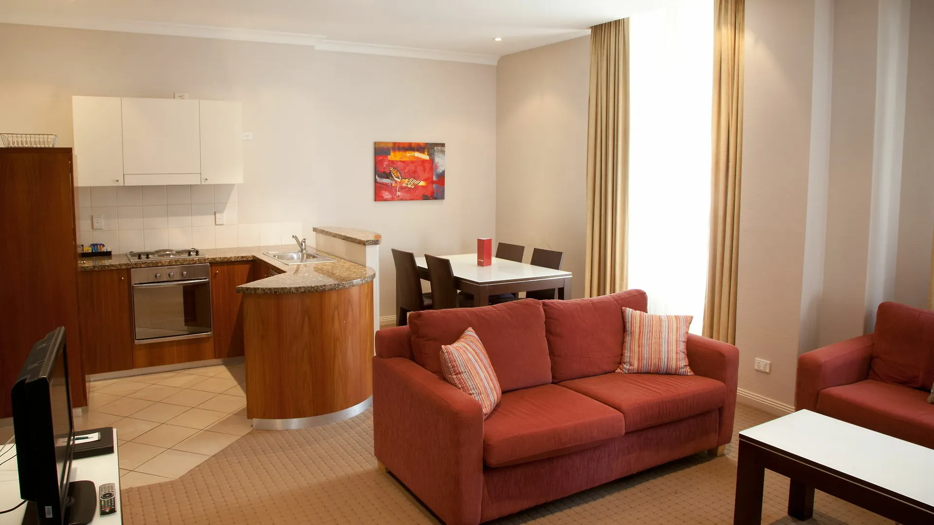 Quality Apartments Adelaide Central 4*,